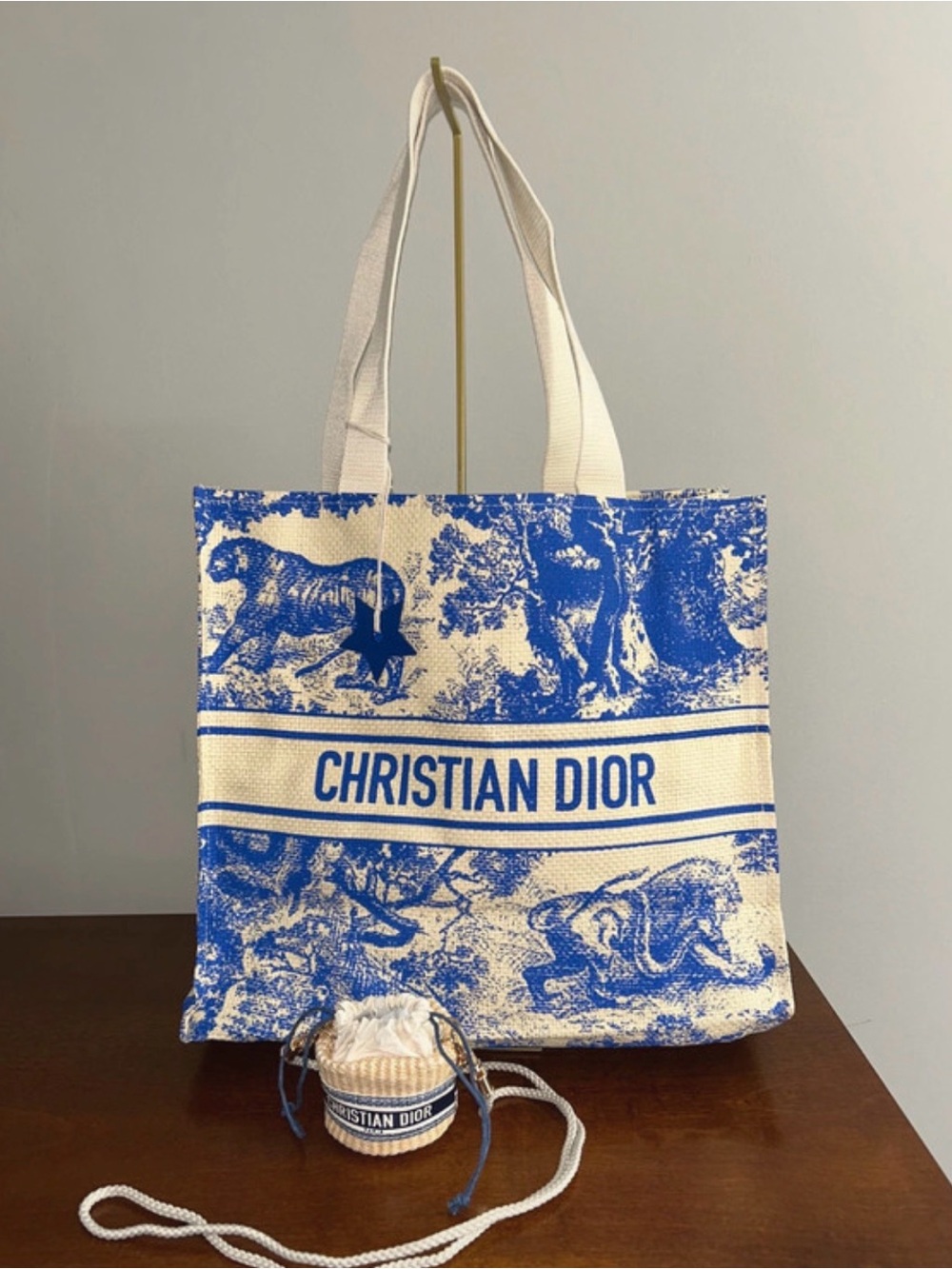 Christian Dior LI
Dioriviera Straw Tote And Dior
Raffia Small Bucket Pouch